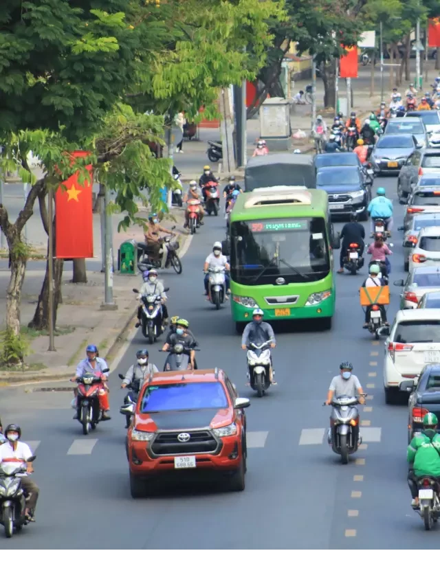   Đường phố TP.HCM: Sự sống trở lại sau kỳ nghỉ
