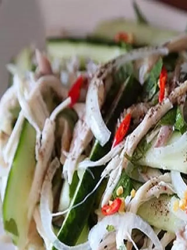   Thực hiện món nộm vịt rau răm dân dã cực ngon
