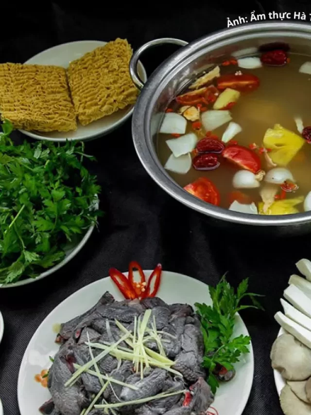   Trưa nay ăn gì: Tẩm bổ cho cả nhà bằng nồi lẩu gà ác thơm ngon, đậm đà