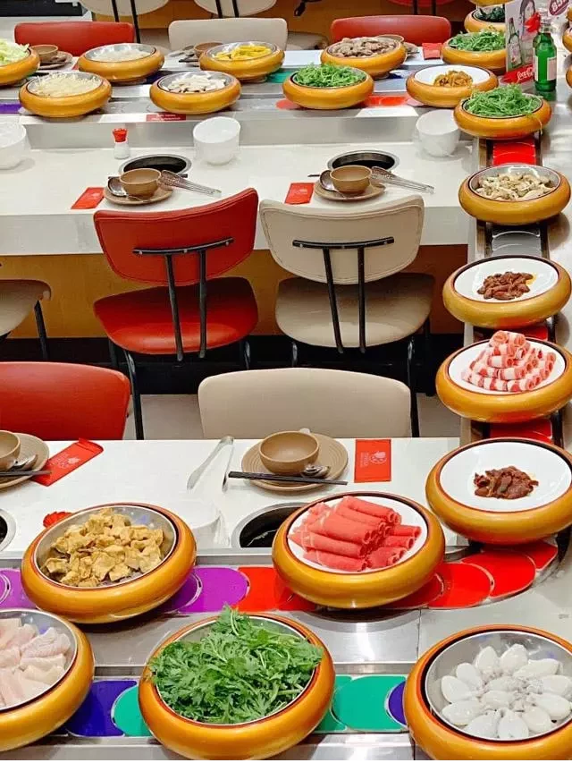   Nhúng lẩu tuyệt đỉnh tại Buffet lẩu băng chuyền Yuhua