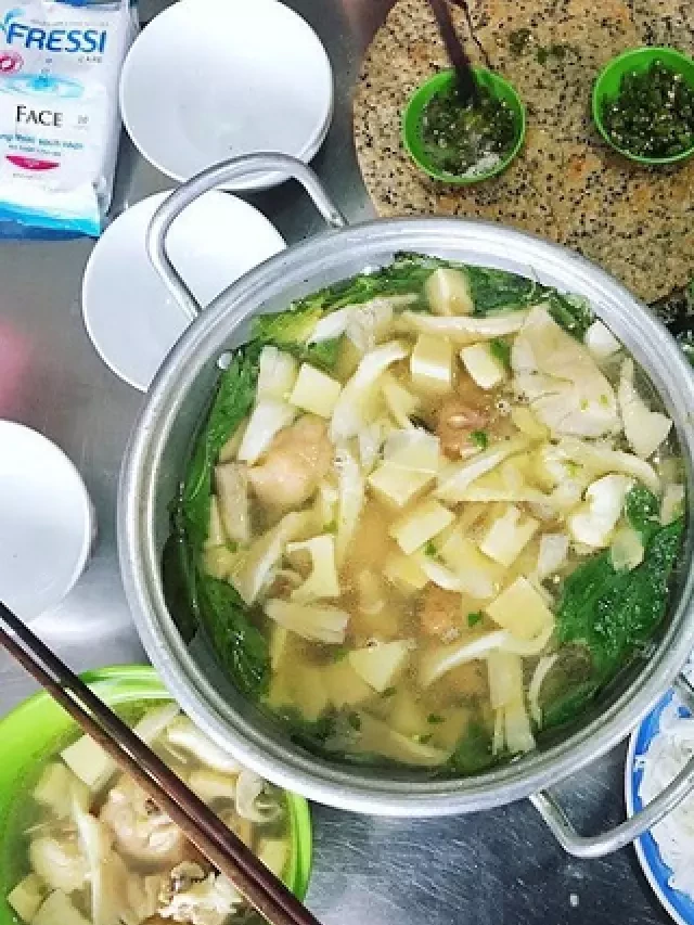   2 quán lẩu gà lá é Đà Lạt thu hút đông đảo khách, chỉ cần lơ là phải đặt bàn từ trước để có cơ hội thưởng thức suốt buổi ăn.