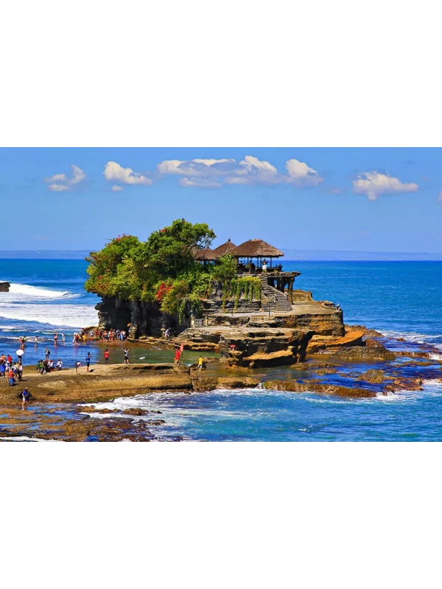   Đền Tanah Lot - Ngôi đền linh thiêng nằm trên khối đá giữa biển khơi