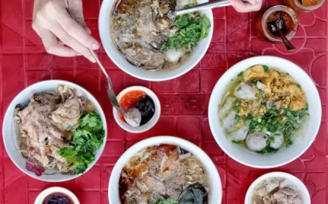 Top 10 địa điểm ăn vặt đường phố nổi tiếng nhất ở Quận 5