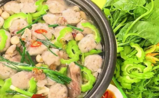 Lẩu cá thác lác khổ qua lạ miệng, lý tưởng cho ngày mưa quây quần bên gia đình