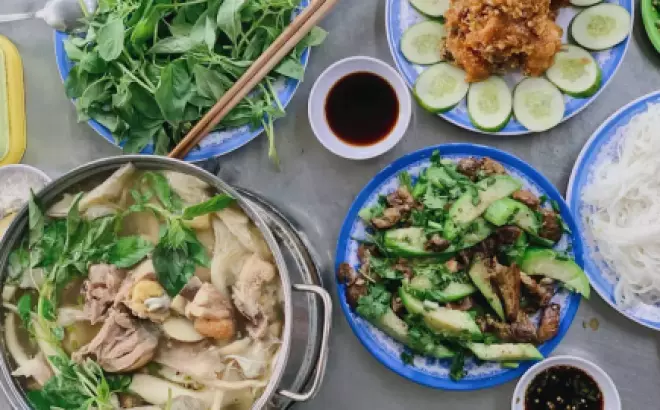 Lẩu Gà Lá É Phú Yên - Hương vị độc đáo giữa lòng Quận 3