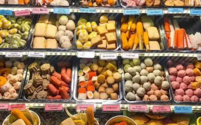 Giật mình lẩu cốc chỉ từ 9.000 đồng "full topping" hải sản