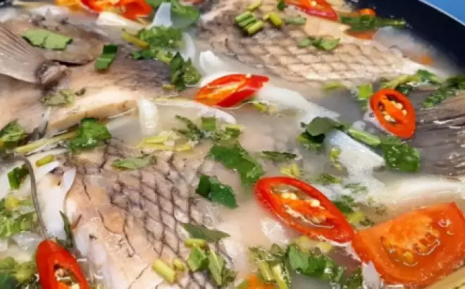 Cách làm lẩu cá tai tượng nấu mẻ chua chua cay cay hấp dẫn