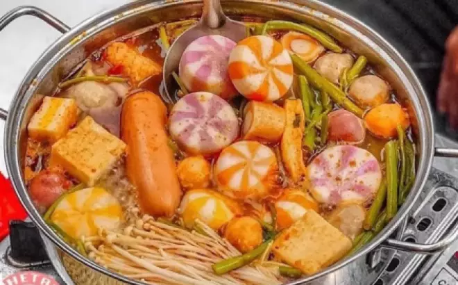 Bạn đã biết cách làm lẩu cá viên chiên chua cay tại nhà chưa?