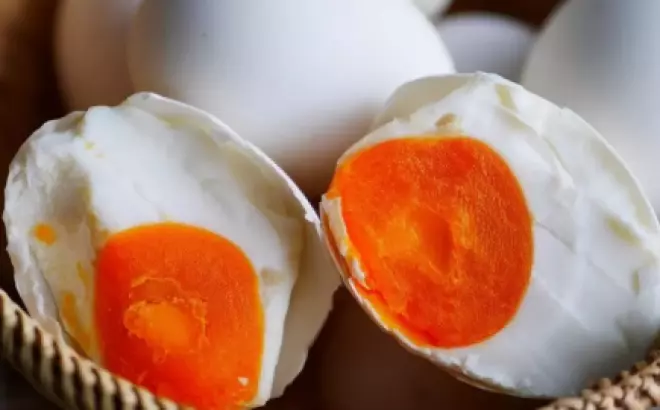 Cách luộc trứng muối đúng cách và mẹo khử mùi tanh lòng đỏ