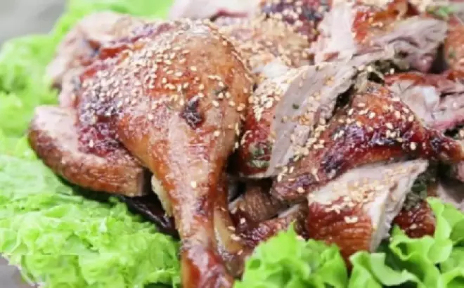 Học ngay cách làm vịt nướng lá mắc mật thơm ngon chuẩn vị như ngoài quán