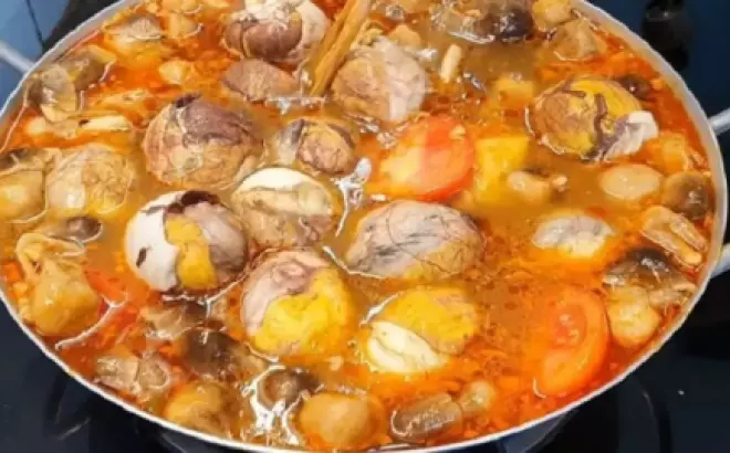 Cách nấu lẩu hột vịt lộn chua cay siêu nhanh cho bữa tối